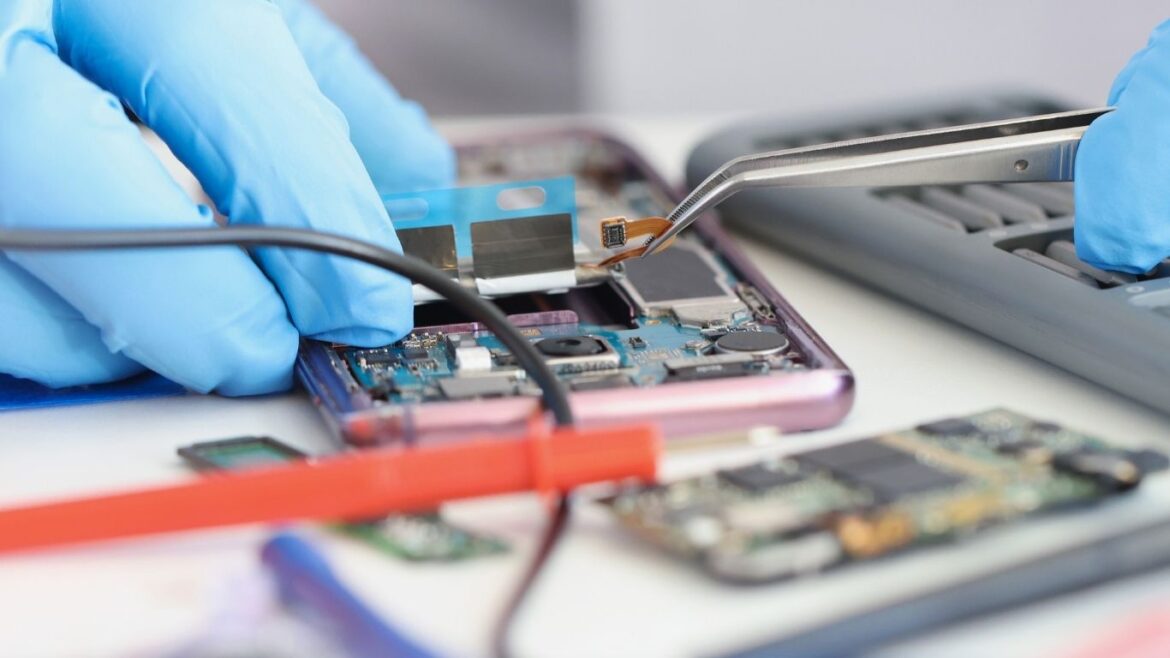 Professional Battery Replacement Fixing a Charging Port Can Save You from buying a new phone